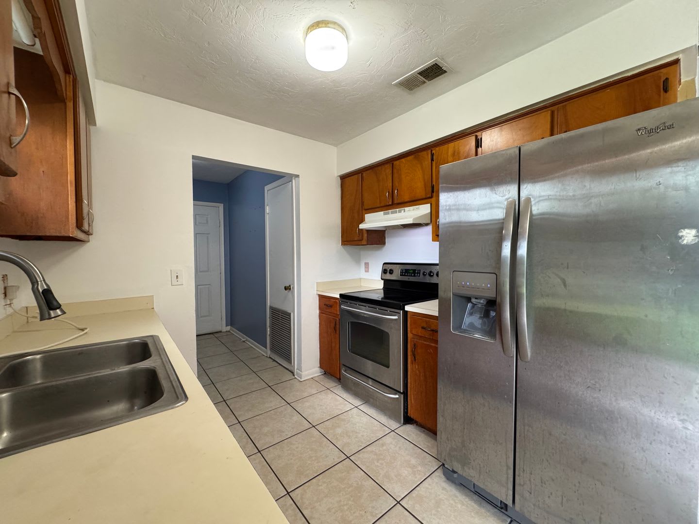 2 bedroom 1 Bath home on Goldkist Blvd – photo 2