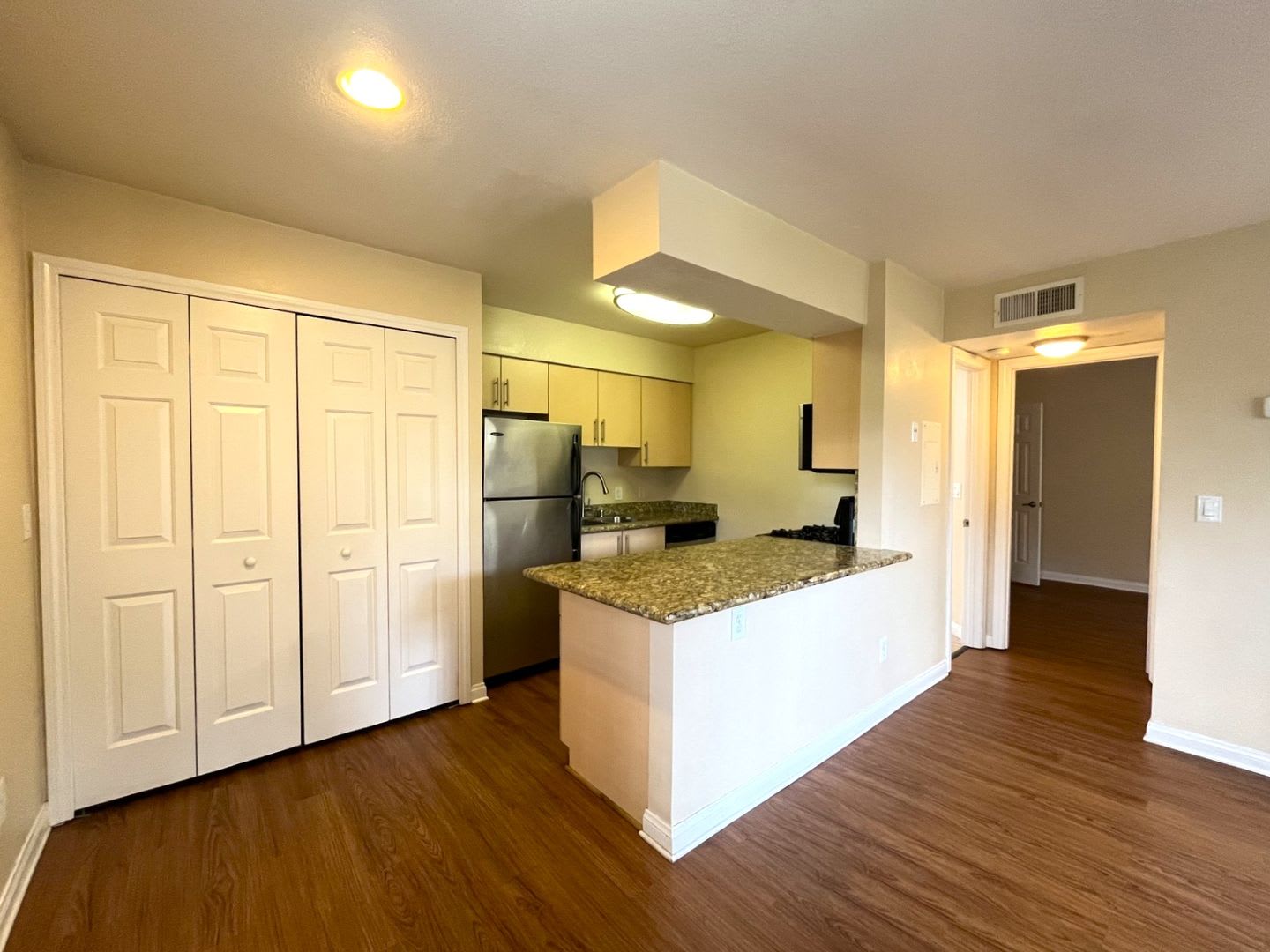 1 bed, 1 bath located in Corona! – photo 3