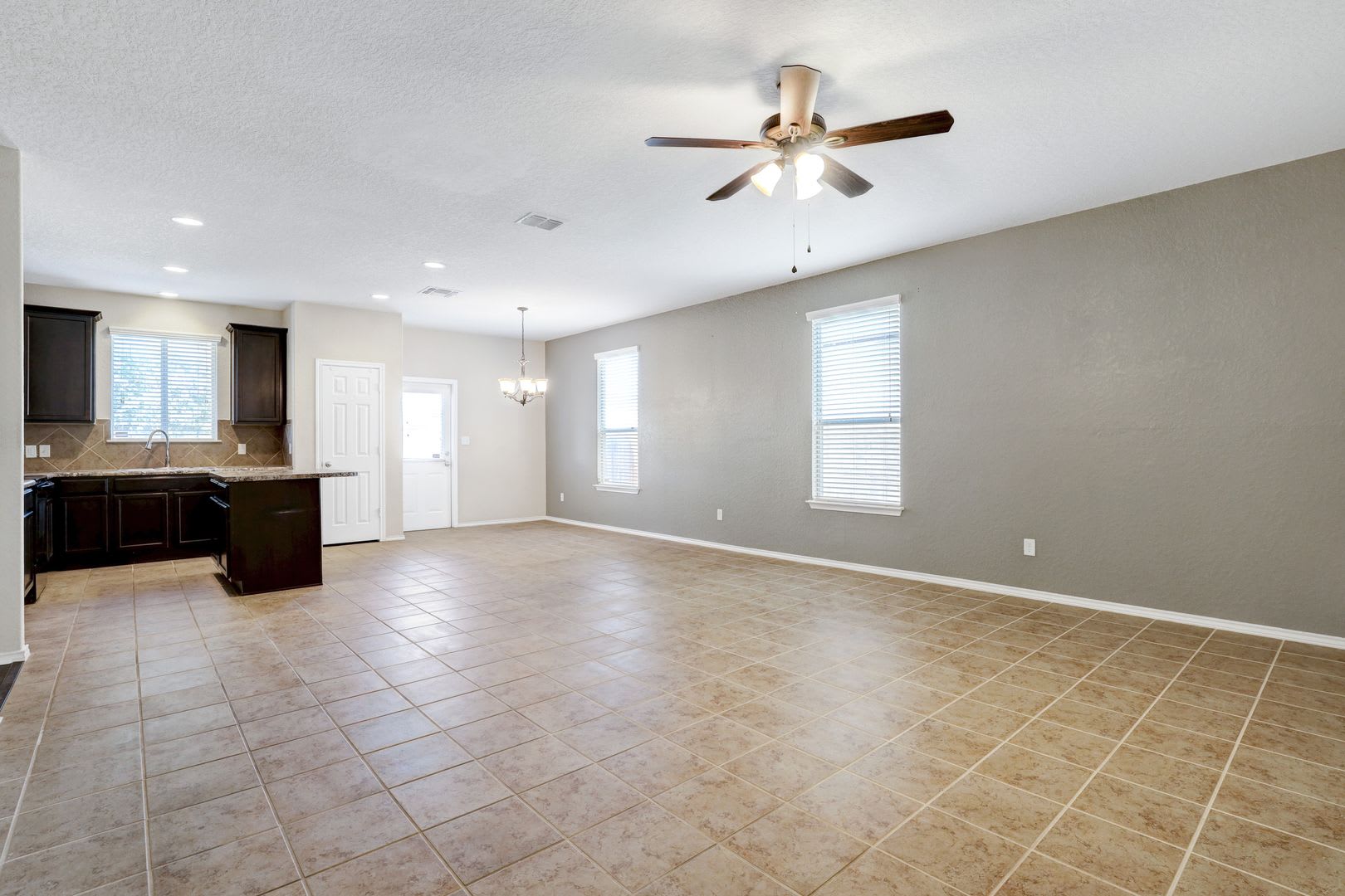 Modern Home with Spacious Backyard and Community Amenities in Monticello Ranch – photo 4