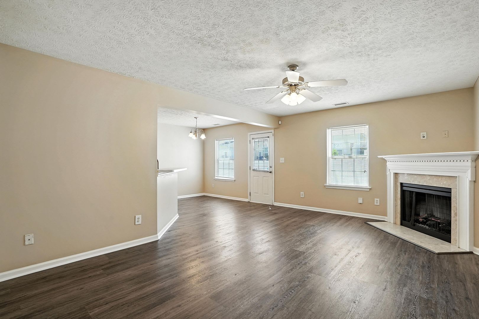 Charming 3-Bedroom Townhome with Fenced Backyard in Raleigh – photo 4