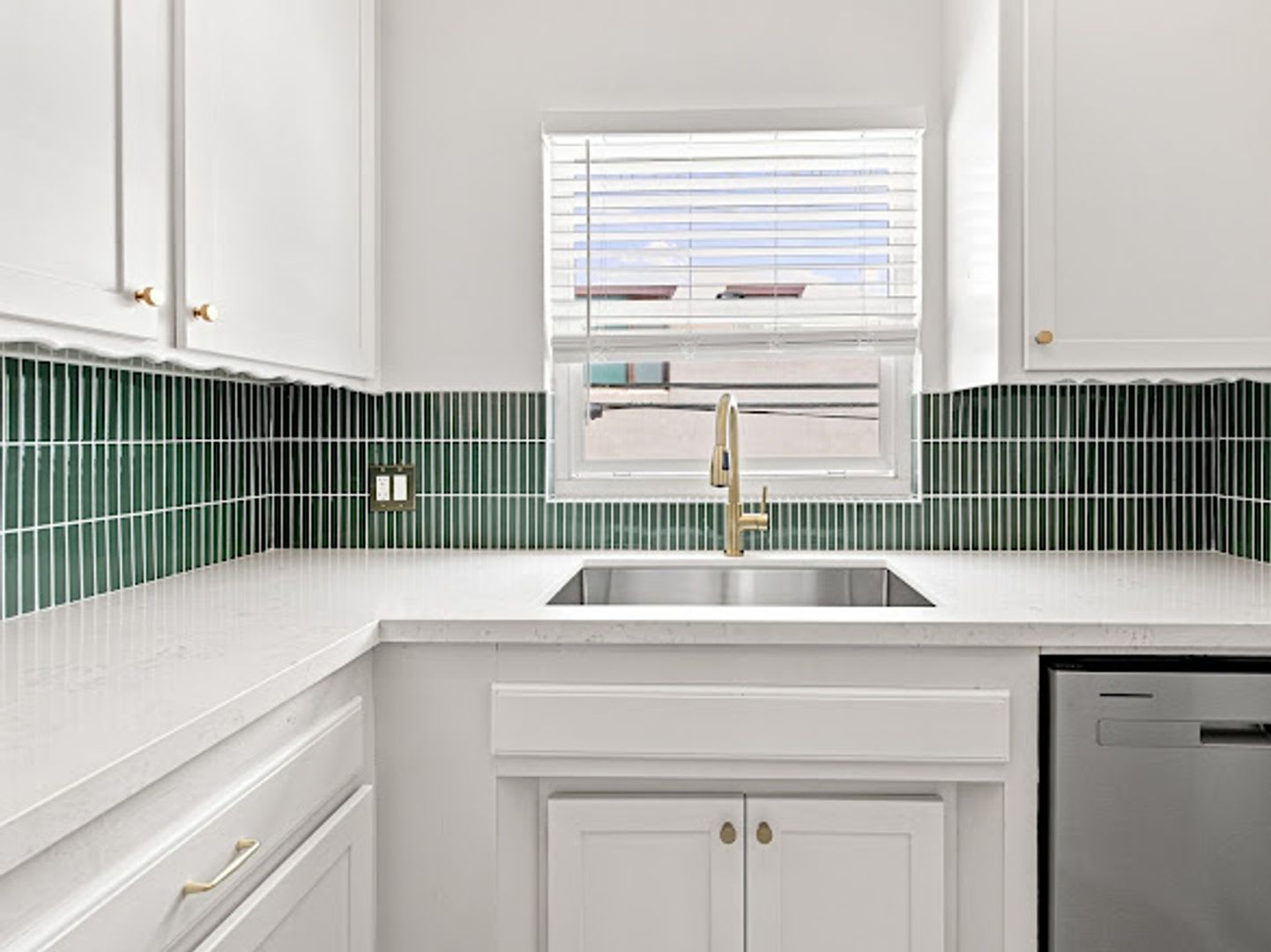 Newly Remodeled 1-Bedroom Upper Unit in Alamitos Beach – photo 3