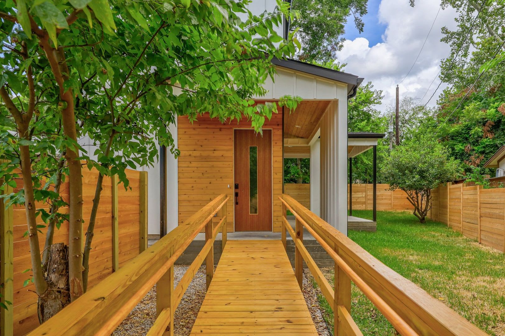 Modern and Cozy Retreat in Austin's coveted Windsor Park neighborhood! – photo 2