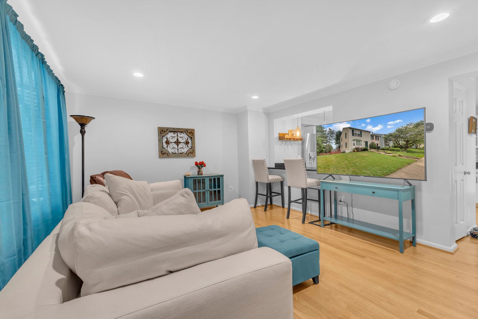 Beautifully Updated End Unit Townhome In Prime Location – photo 3