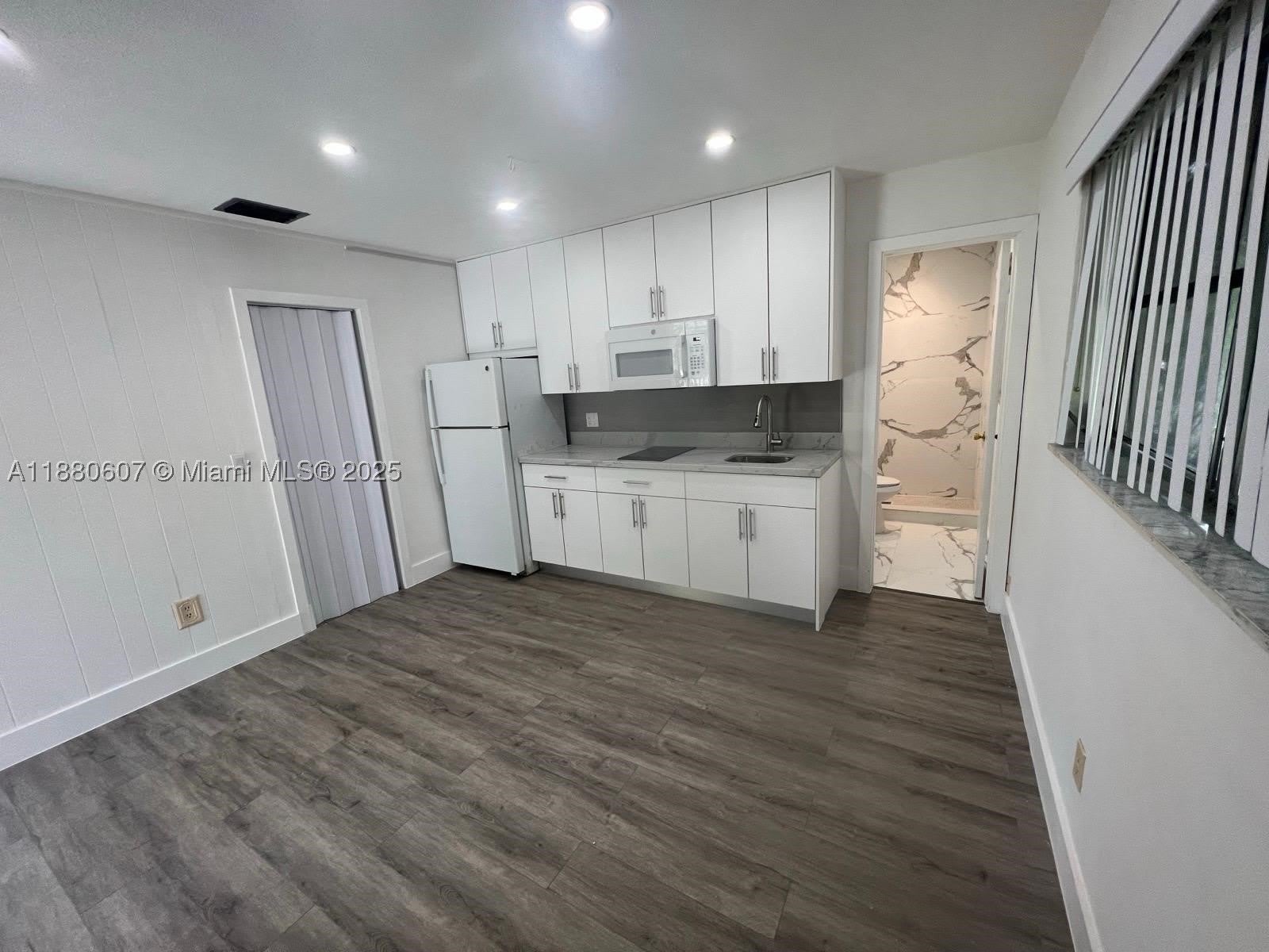 222 SW 8th St – photo 2