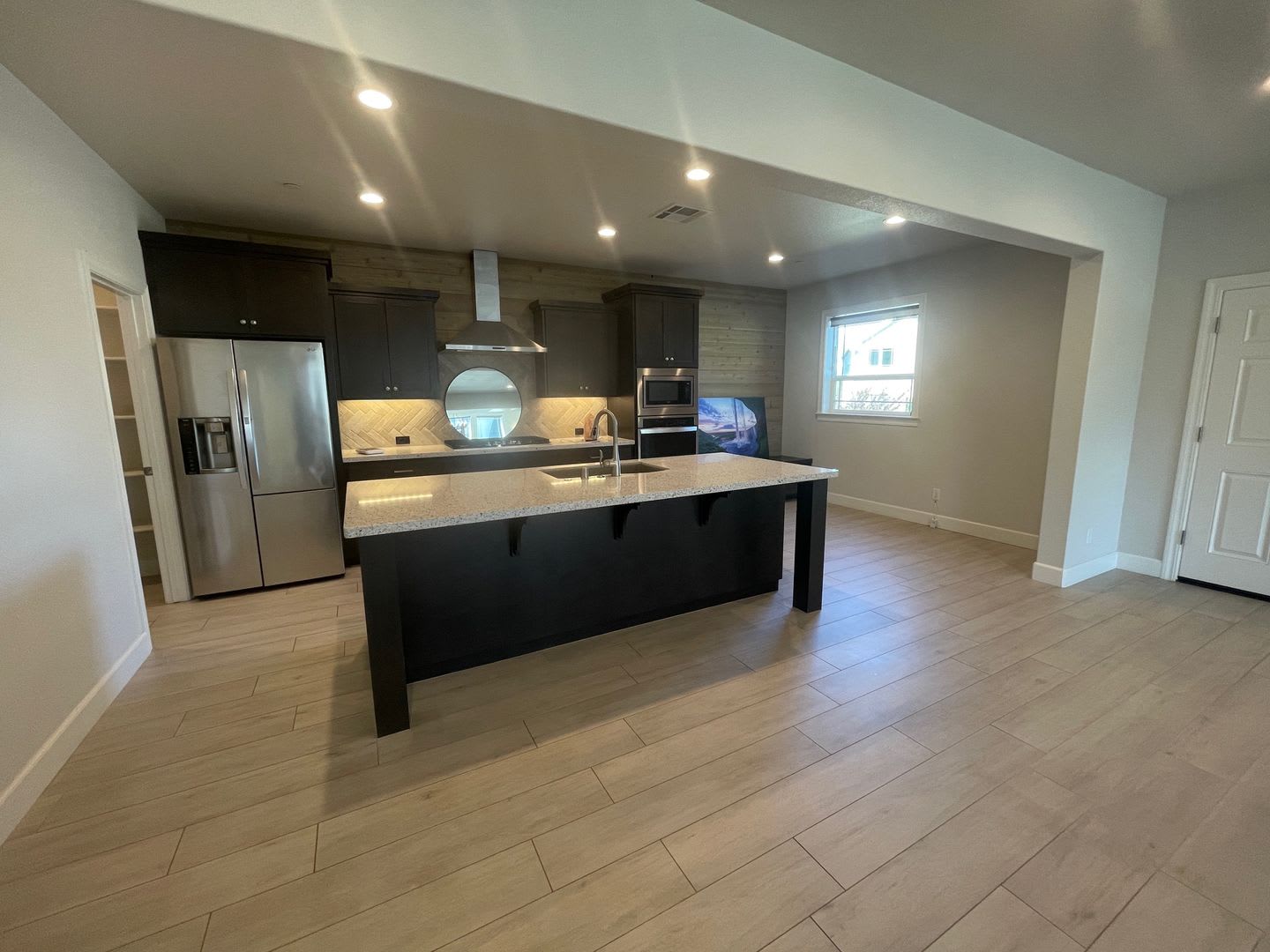 STUNNING 3 BED / 2 BATH HOME OFF OASIS ROAD – photo 3