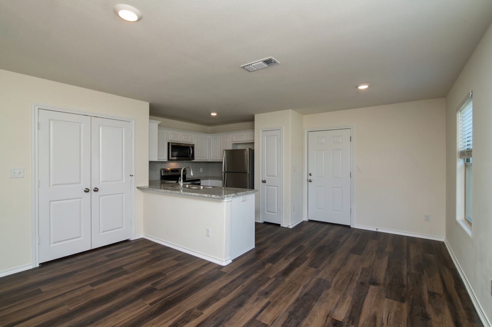 AVAILABLE NOW! 3 BEDROOM DUPLEX LOCATED IN WHITERIGHT, TEXAS! – photo 4