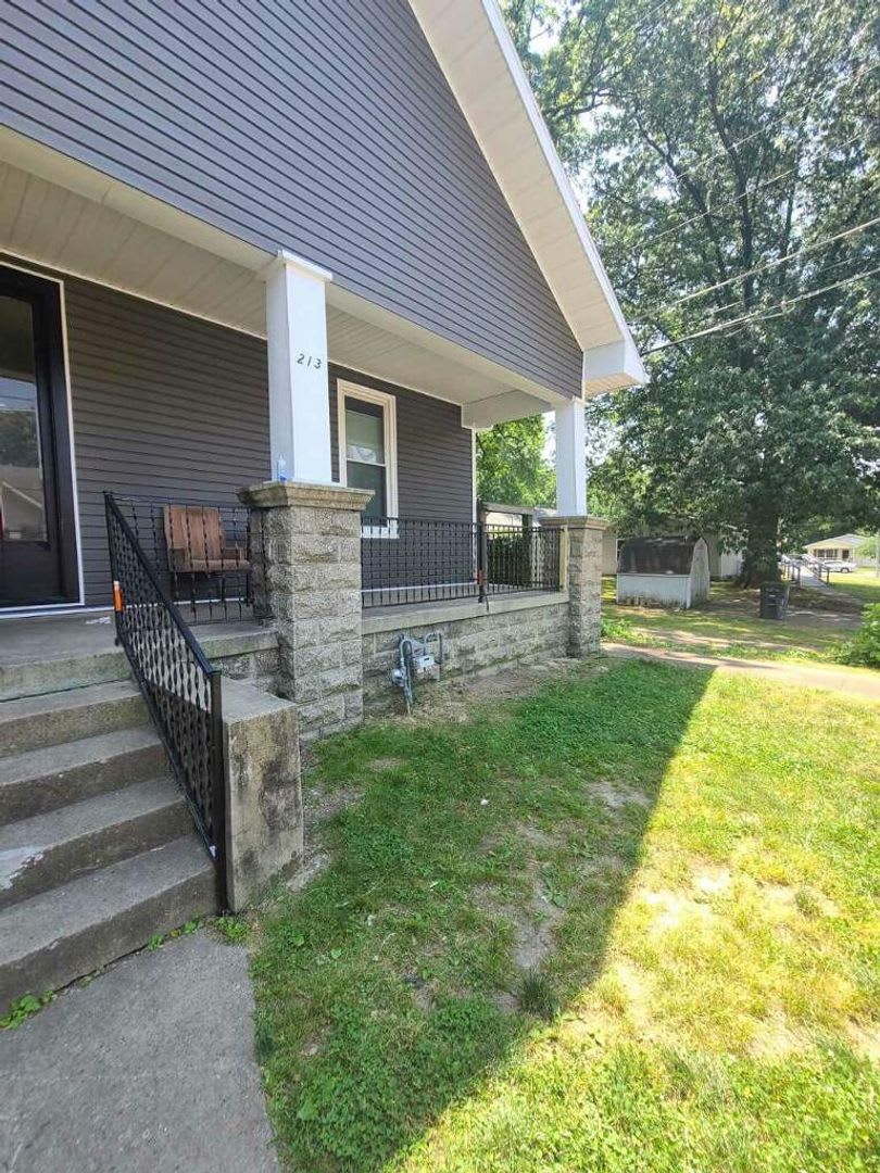Nice Super Large 3 Bedroom, 1 Bath House with Fenced-in Back Yard – photo 3