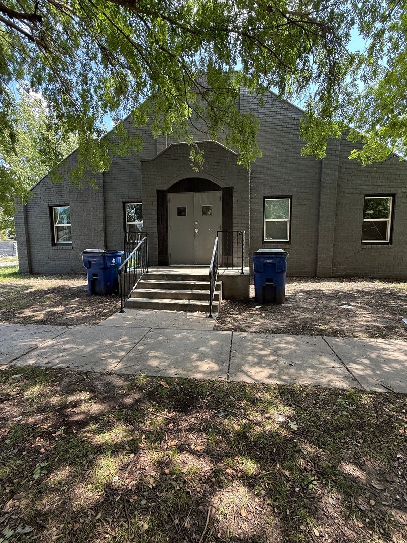 Beautiful 3 Bedroom 2 Bathroom Quadplex Near Downtown Wichita Modern Amenities Pet Friendly – photo 2