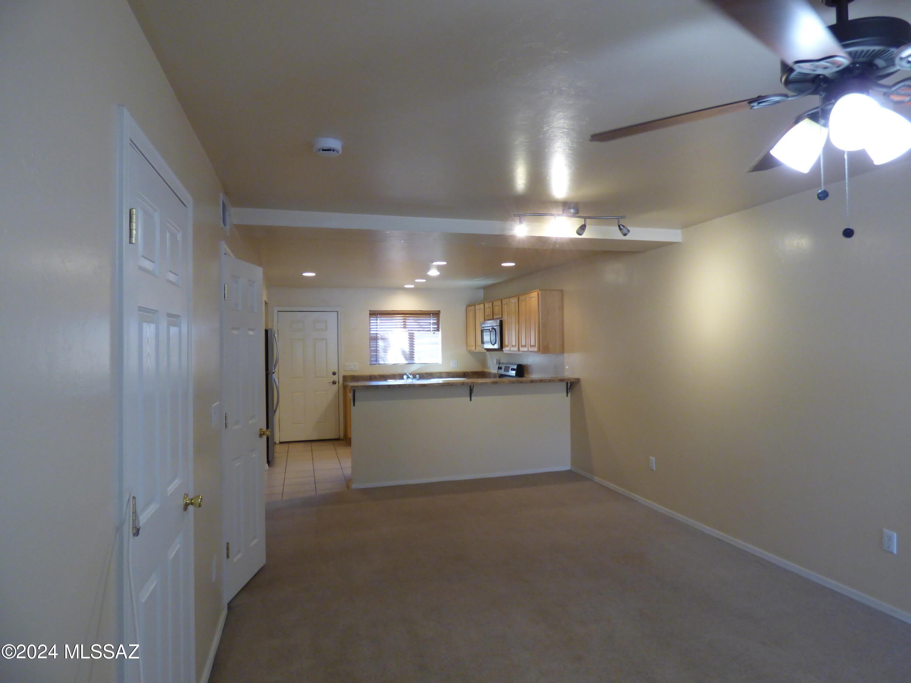 1077 N Riverside Drive – photo 4