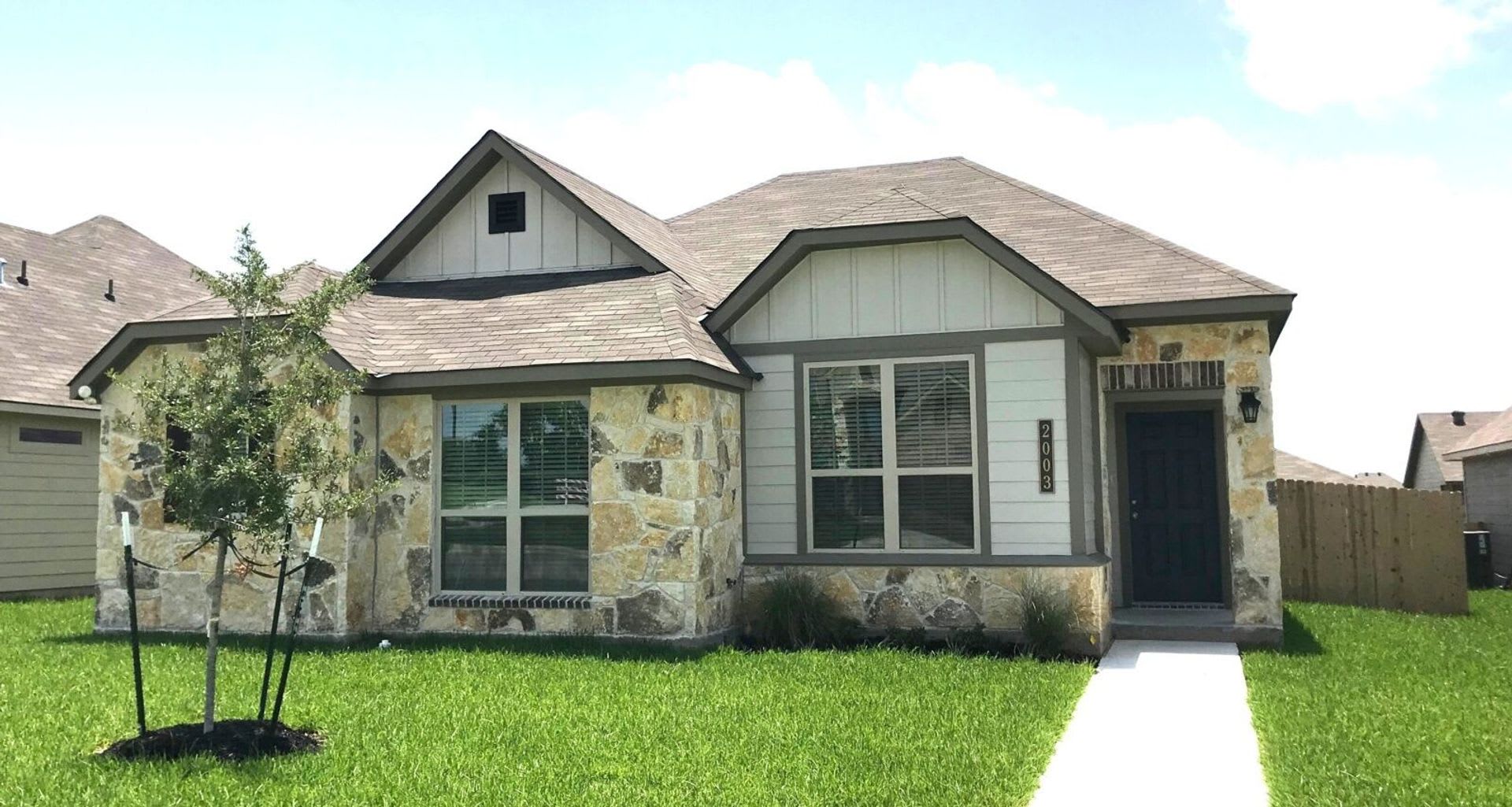 Spacious Single-Family Home Available Now! – photo 1