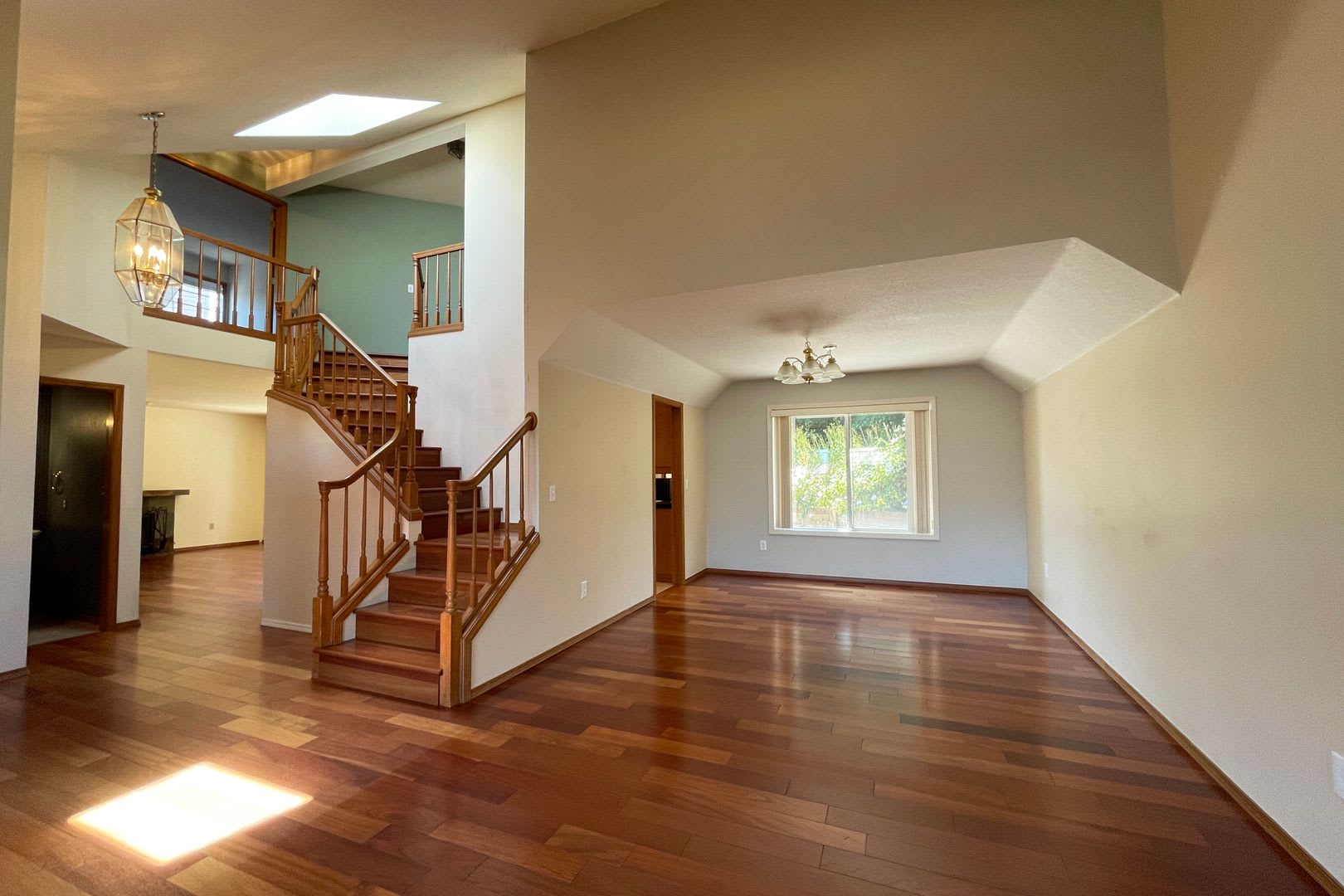 Gorgeous Beaverton home available with attached garage, fenced yard & more! – photo 4
