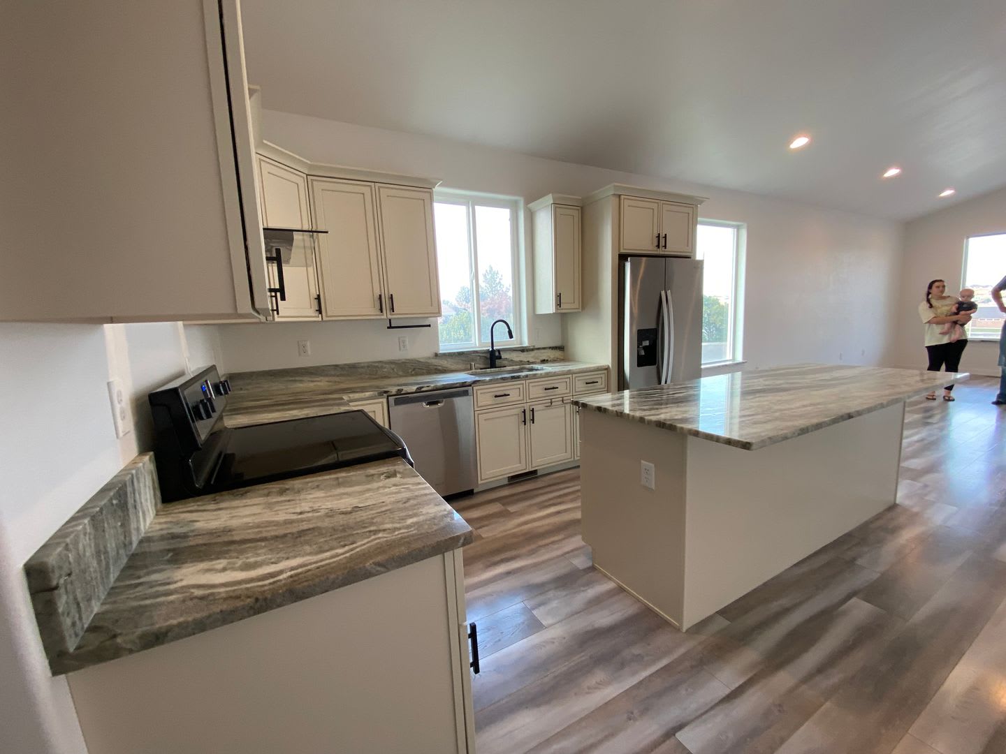 Nearly new 2 bedroom with garage – photo 4