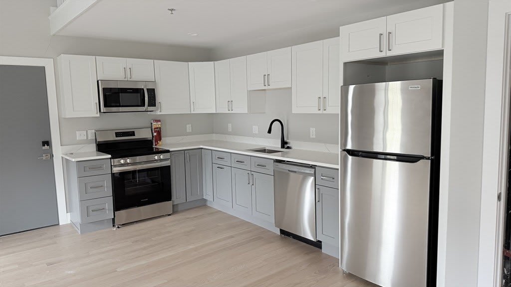 944 East St – photo 2