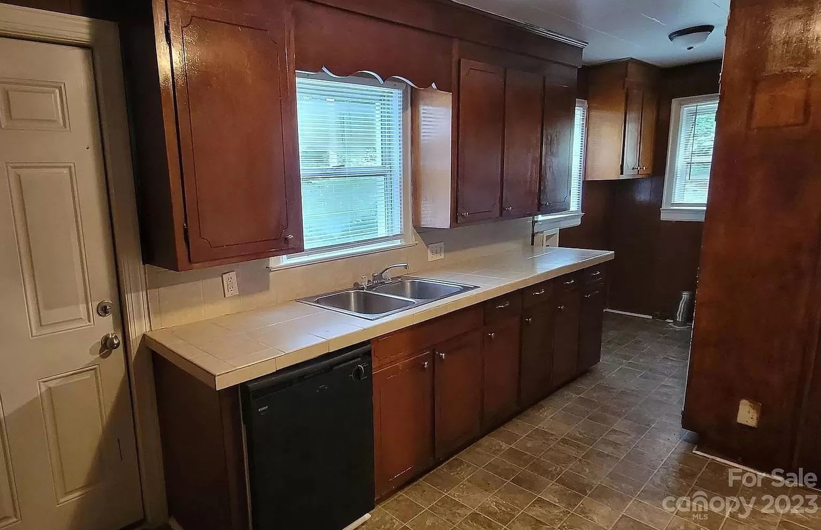 Room in 3 Bedroom Home at Crispin Ave – photo 5