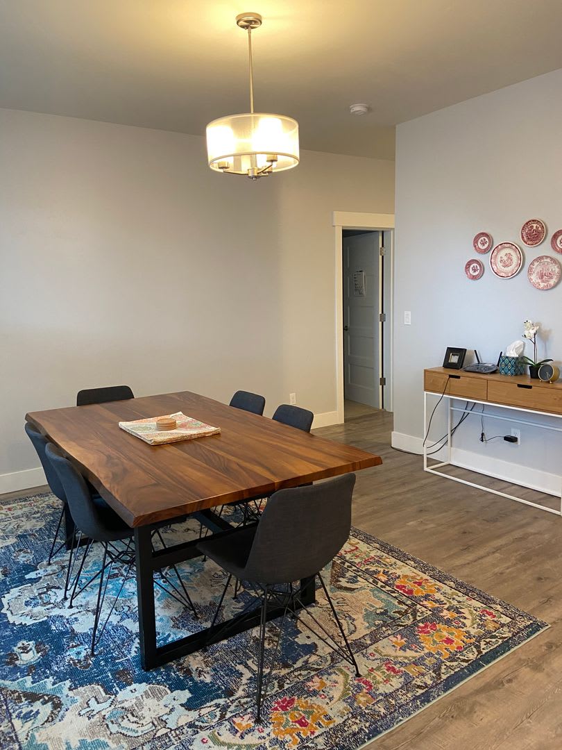 Great Location in Hood River Spacious 5-Bedroom Home with Private Bathrooms & Spacious Open Layout – photo 5