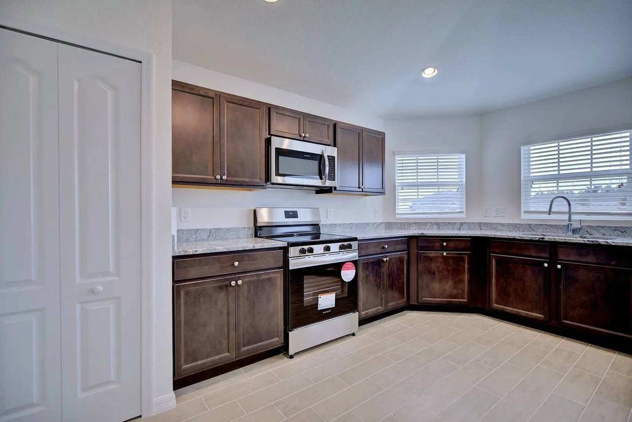 4548 Adrienne St – photo 3