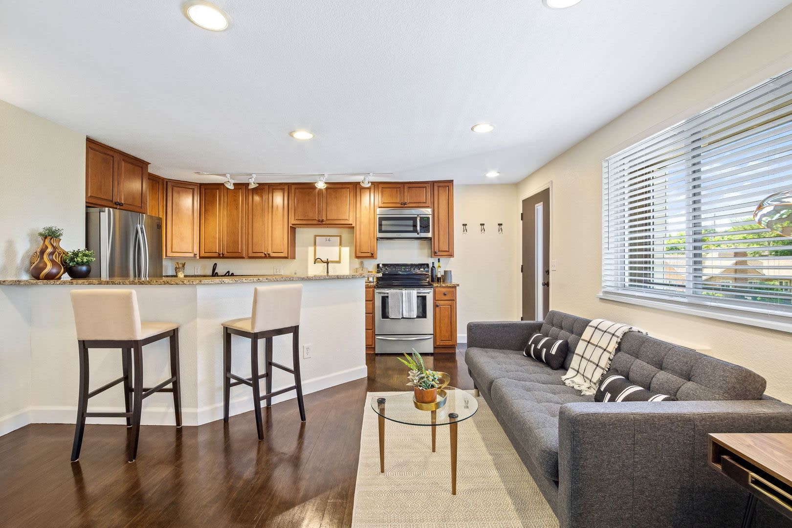 Incredible 2 bedroom 1 bath Condo in West Washington Park Neighborhood – photo 1