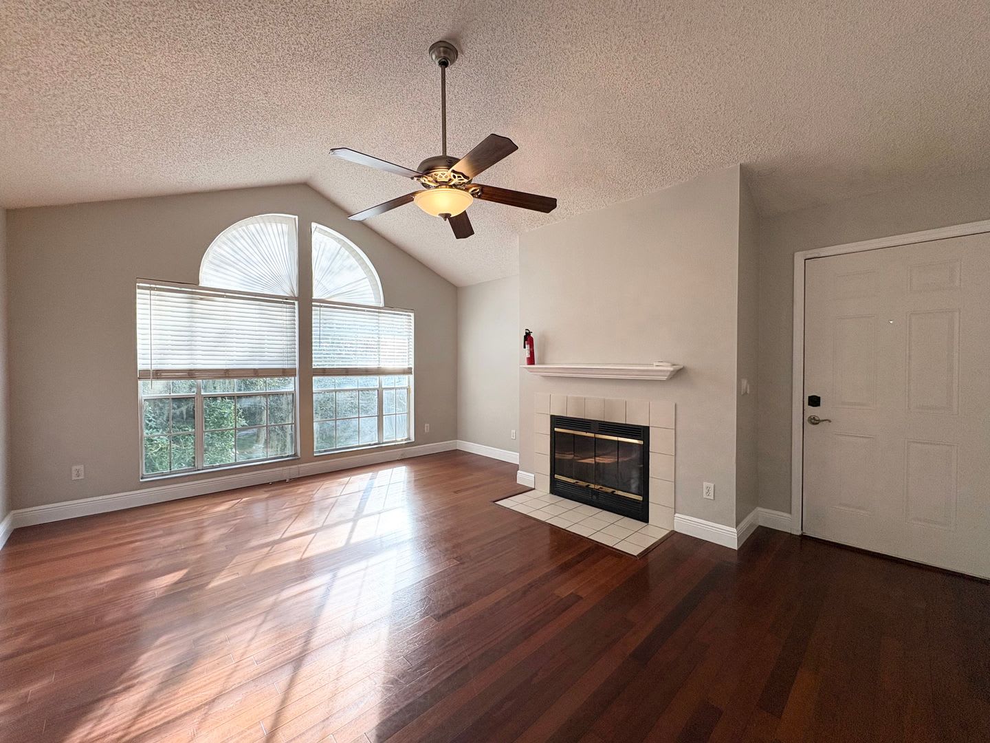 Charming 3B/2B Carpet Free Condo – photo 4