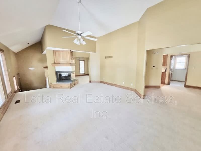 321 NE Landings Dr – photo 4