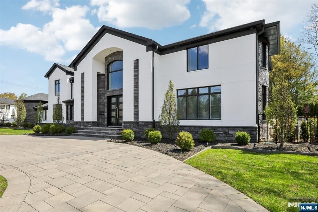 63 Roberts Road – photo 1