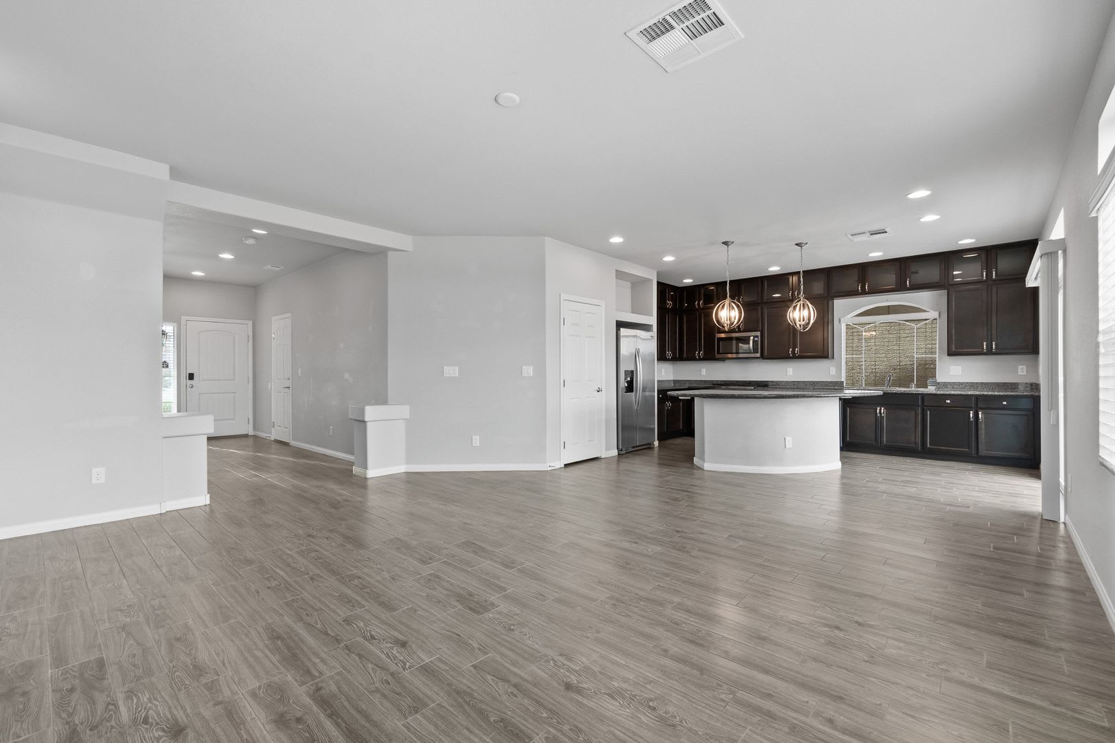 Spacious 5-Bedroom Home with Expansive Loft in Southwest Las Vegas – photo 4