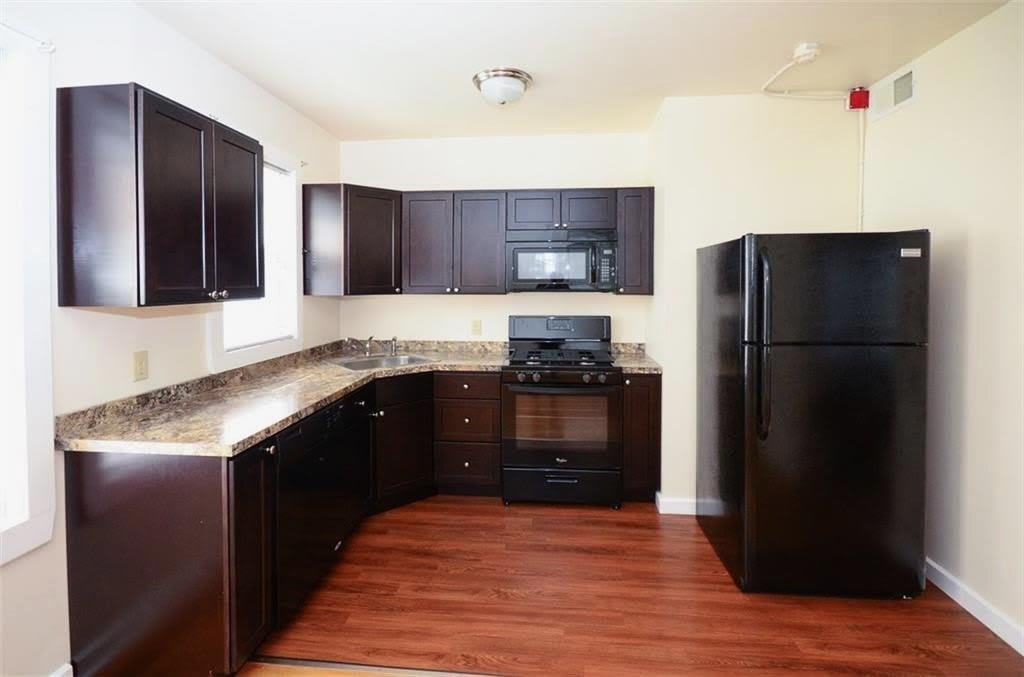 690 Elm Street – photo 2