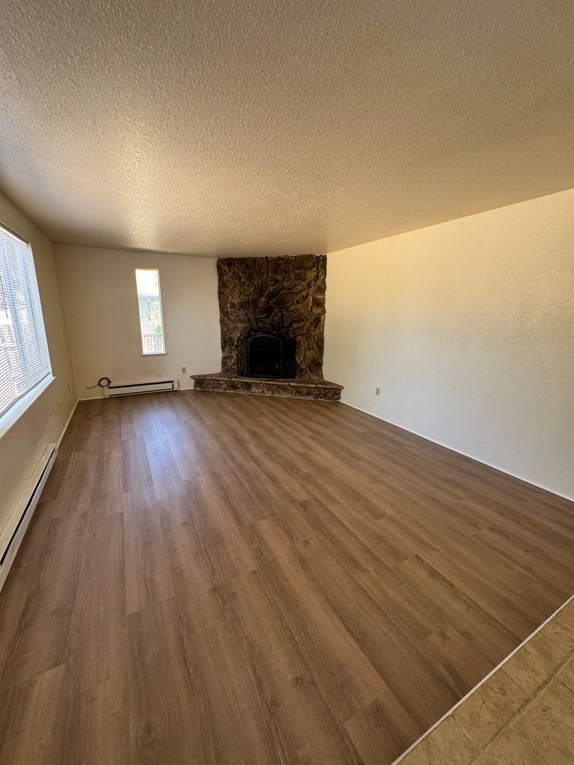 Green area 3 Bedroom 2 Bath with Garage – photo 3