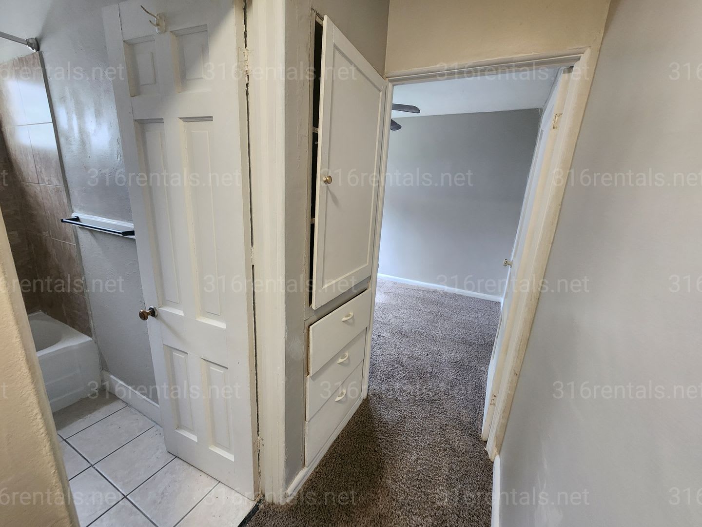$895- 2 bedroom / 2 bathroom – photo 4