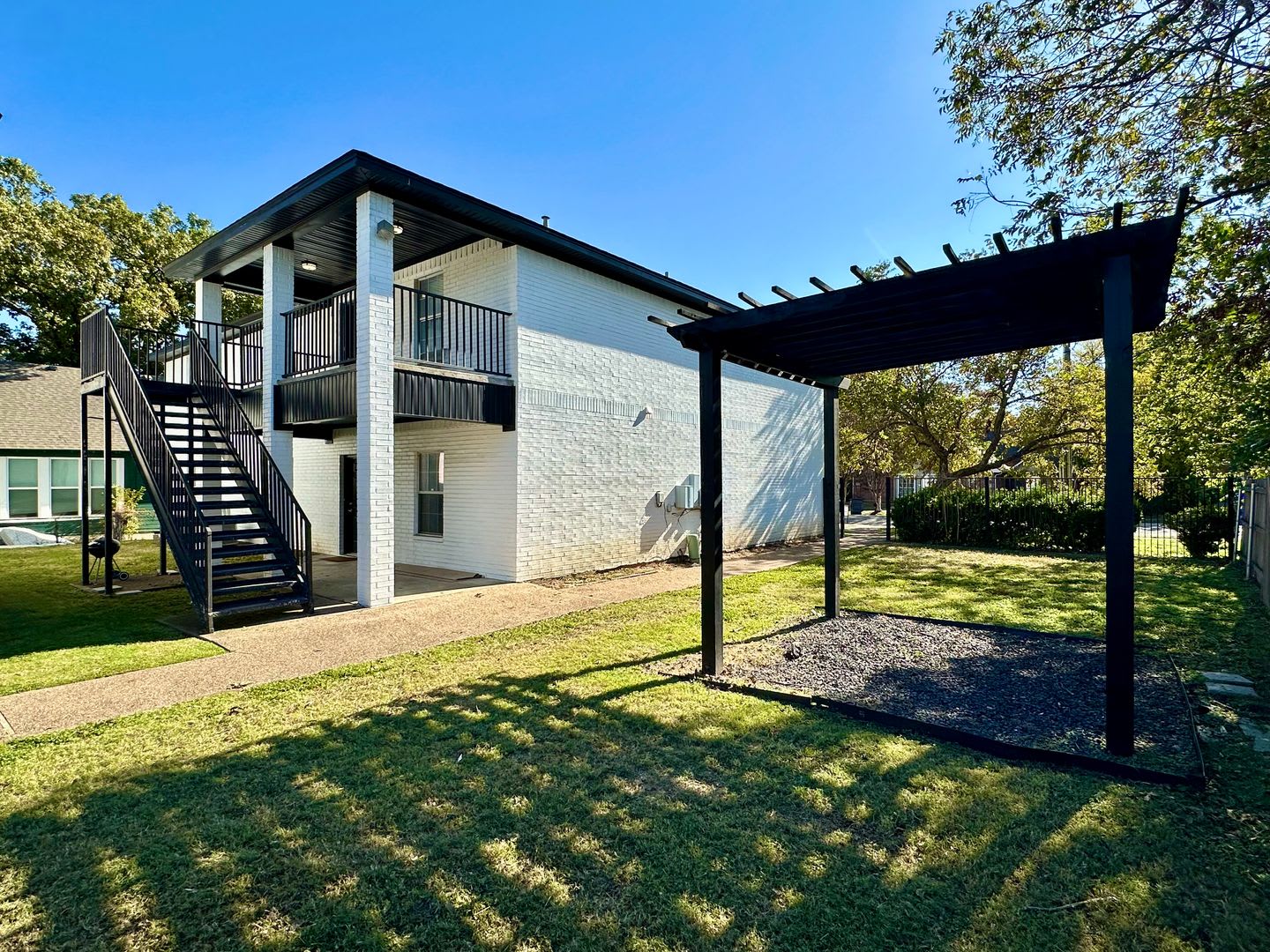 HUGE 4-Bed, 2-Bath Duplex Four Blocks From Baylor Campus & Minutes from Downtown! – photo 1