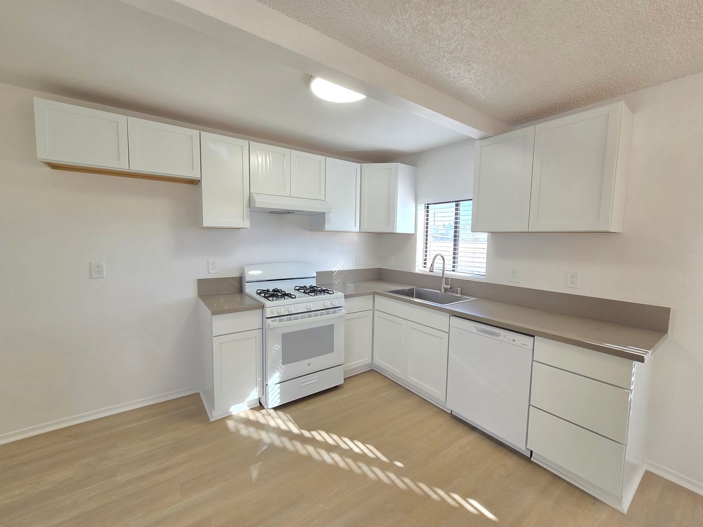 8249 Catalpa Ave – photo 2