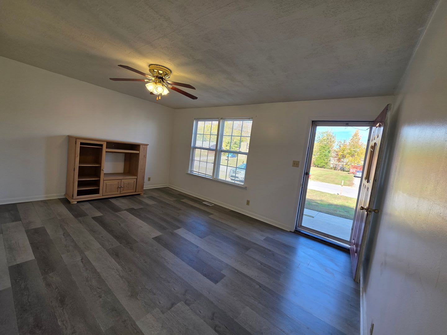Charming 3-Bedroom Home with Spacious Backyard & Modern Amenities – photo 3