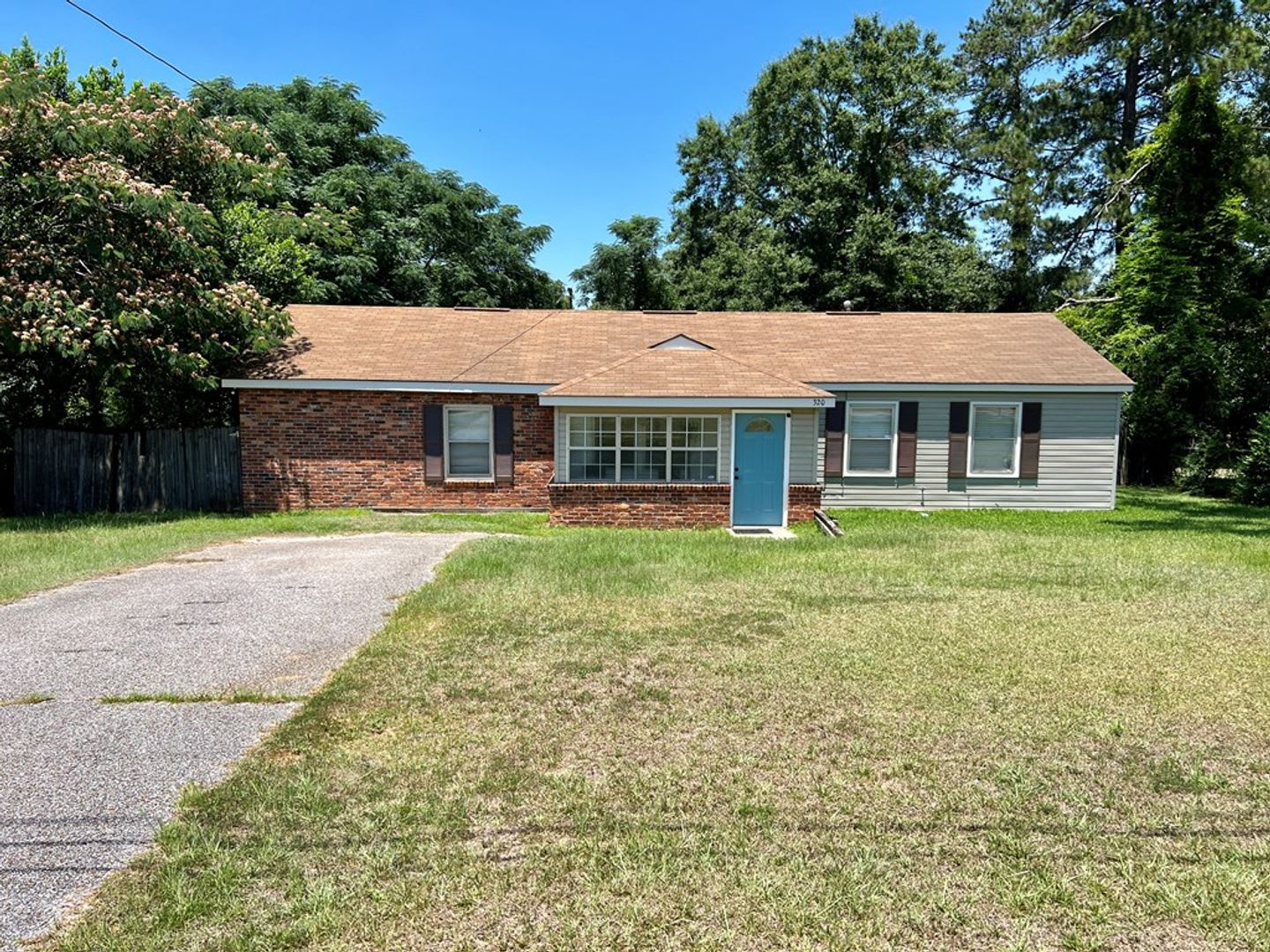 320 Ray Ave – photo 1