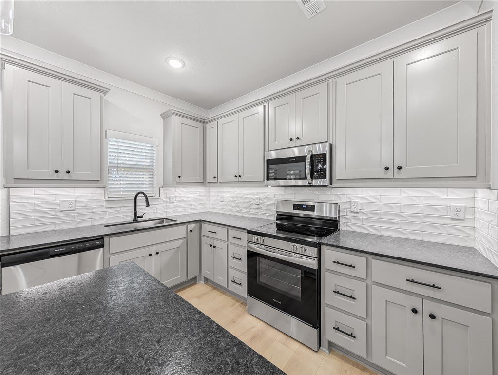 100 Selkirk Drive – photo 3