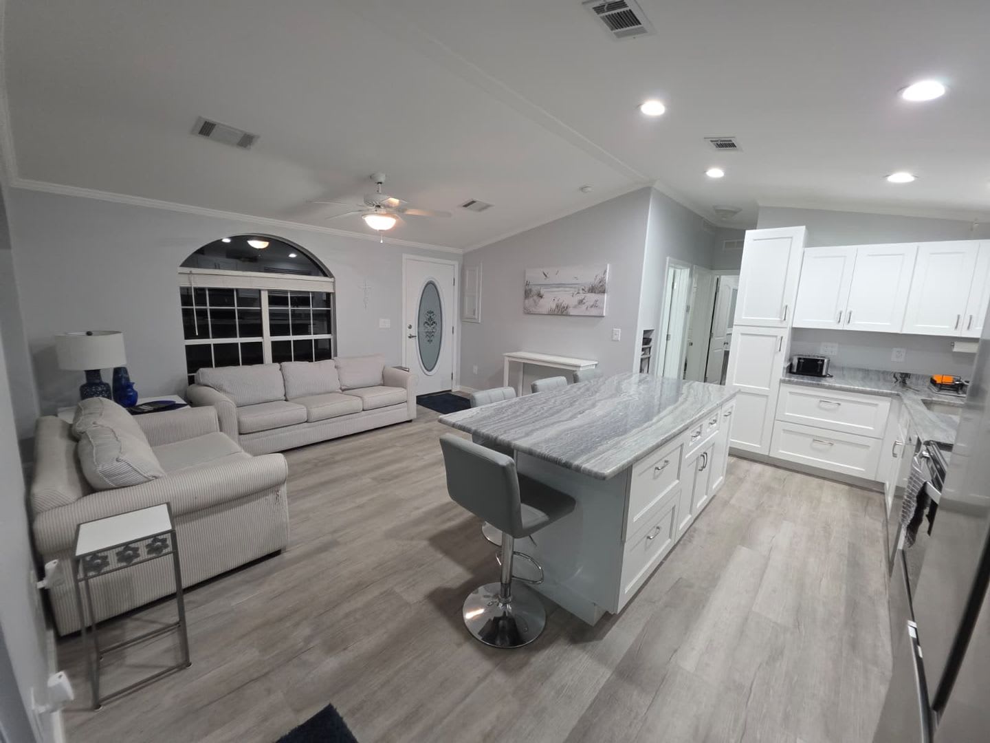 Newly Remodeled Furnished 2 Bedroom 2 Bathroom – photo 3