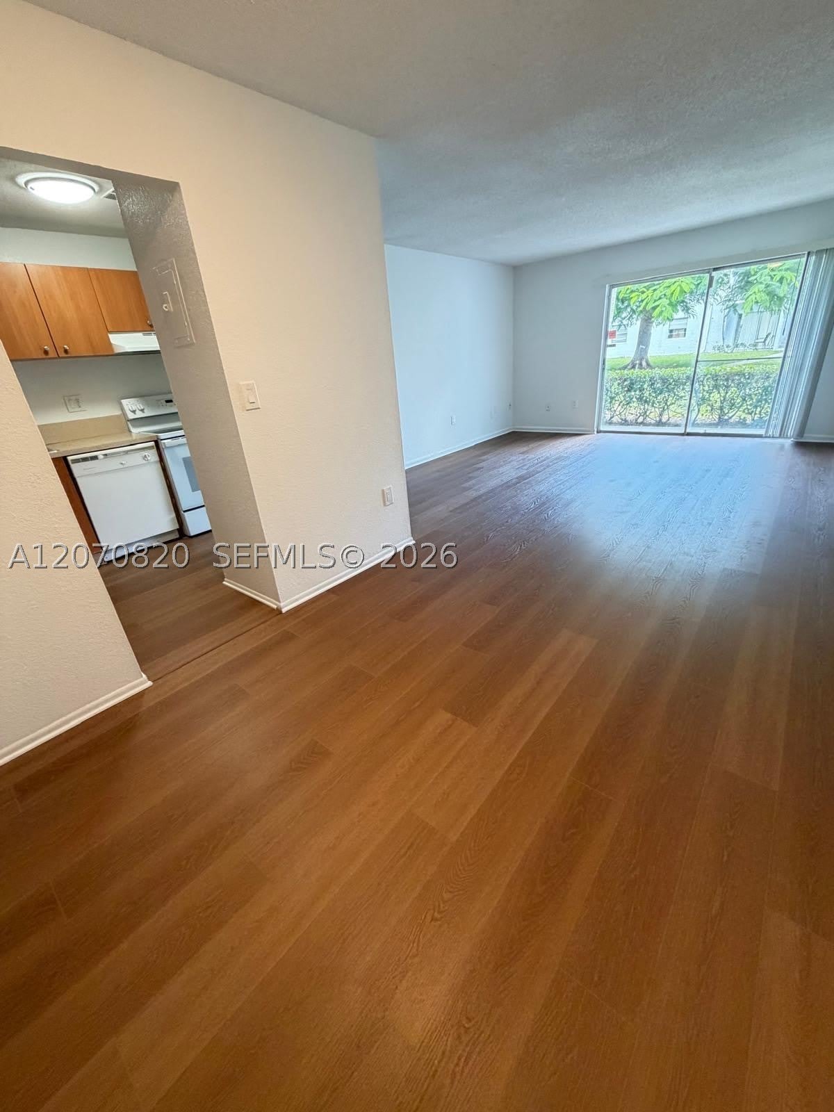 411 Executive Center Dr – photo 4