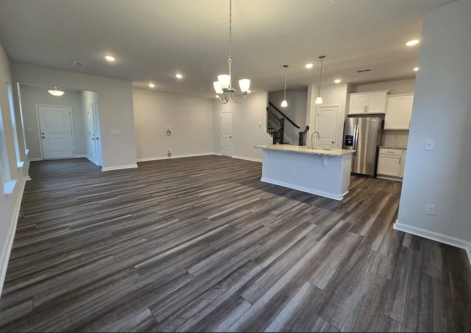 Modern Like-new 3 bedroom 2.5 bath townhouse in Jamestown w/2-car garage – photo 5