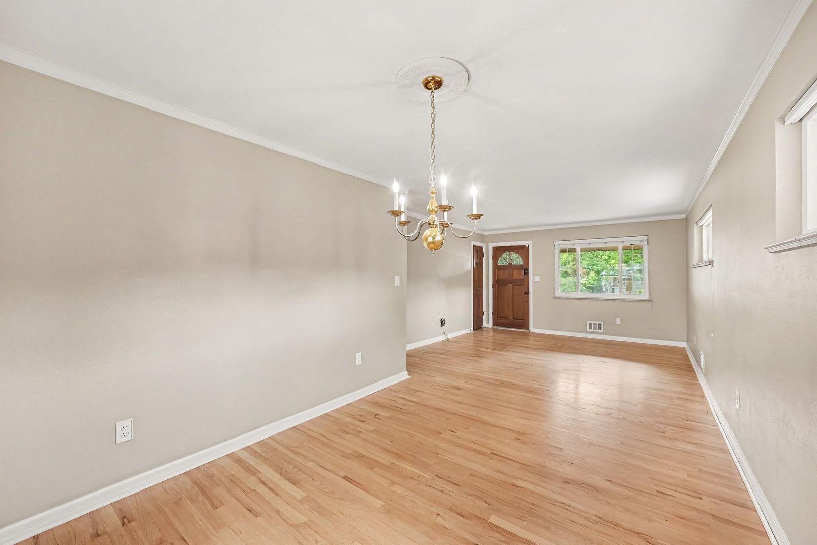 Spacious 4-Bedroom Home with Finished Basement & Secure Backyard – photo 2