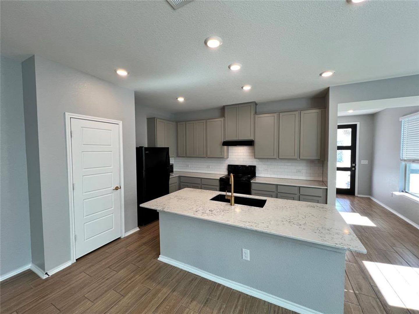 Del Valle Sundance Crossing 4 Bedrooms 2 Baths 1 Story Home Like New Built 2021 Refrigerator Washer Dryer – photo 5