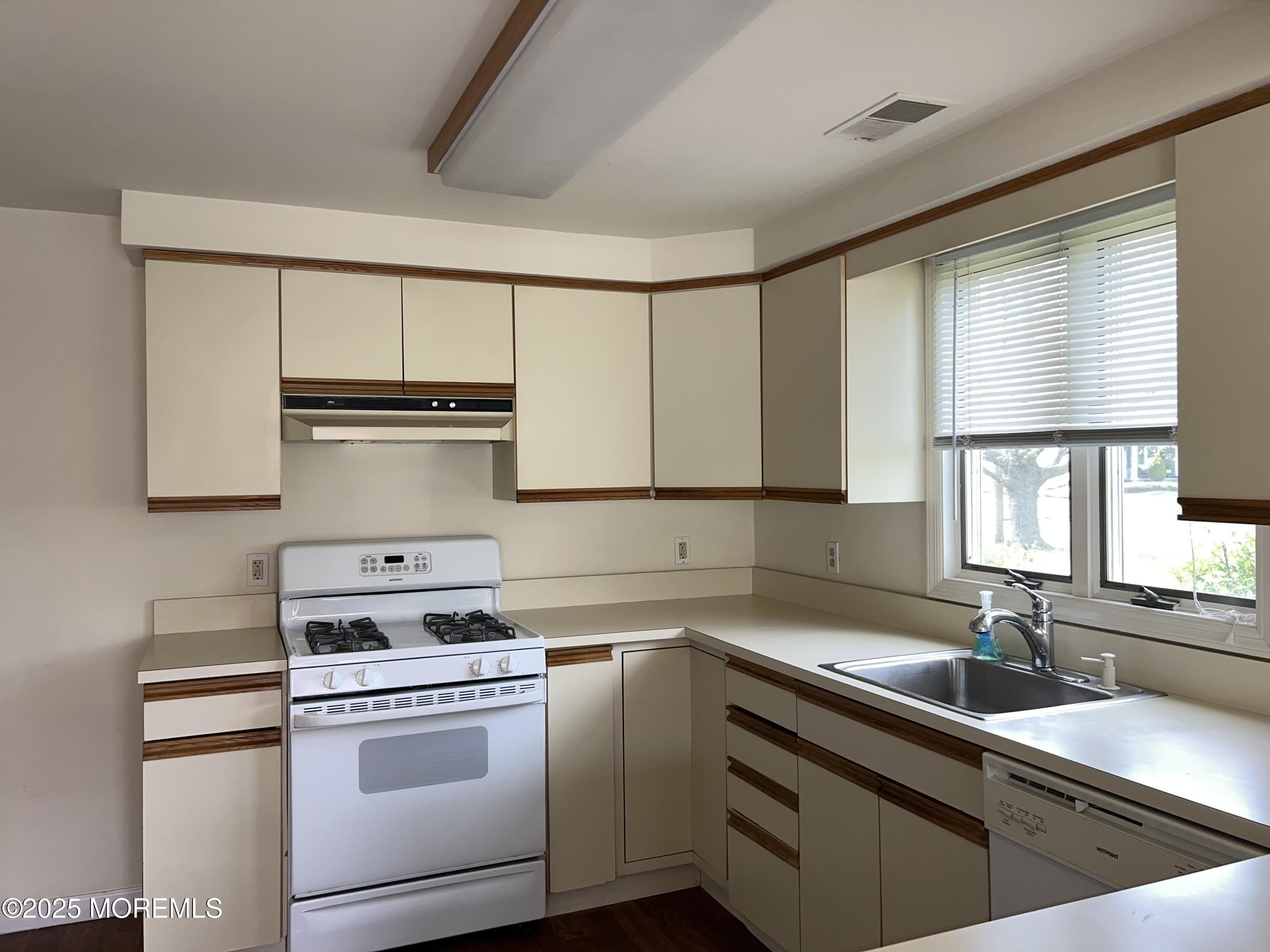 465 Adrian Avenue – photo 3