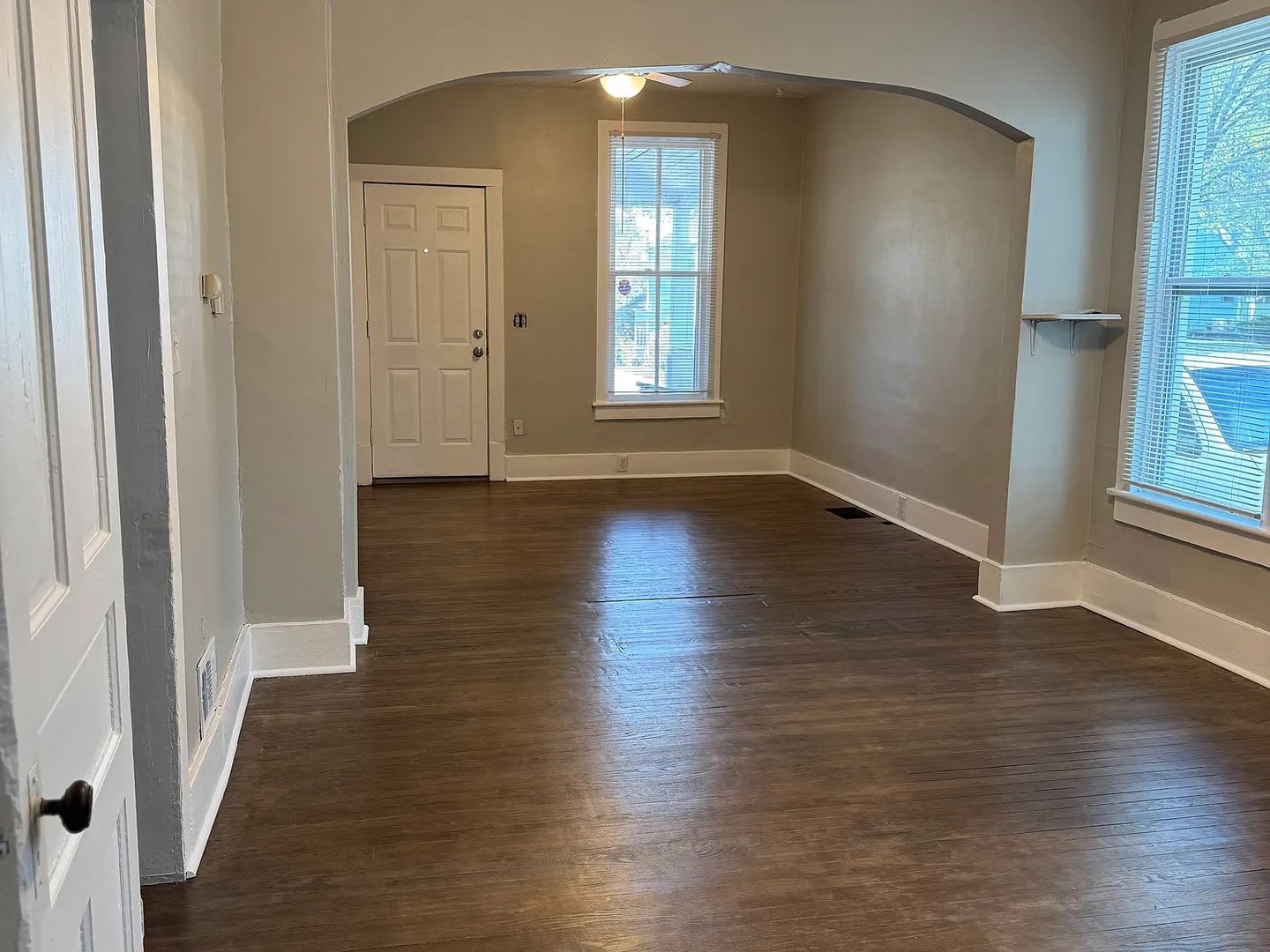 Special Half Off First Full Months Rent Charming 2 Bedroom Home Near Dundee – photo 2