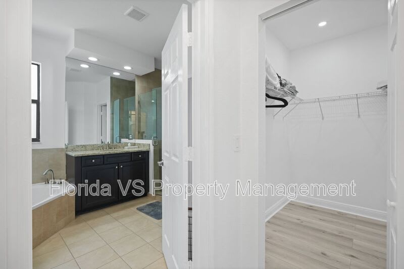 10016 NW 89 TER – photo 5