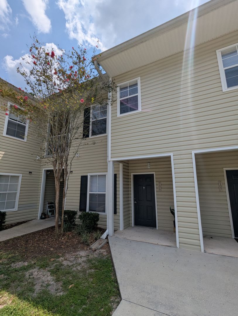 2 Bedroom / 2.5 Bathroom Townhome – Magnolia Place – photo 1