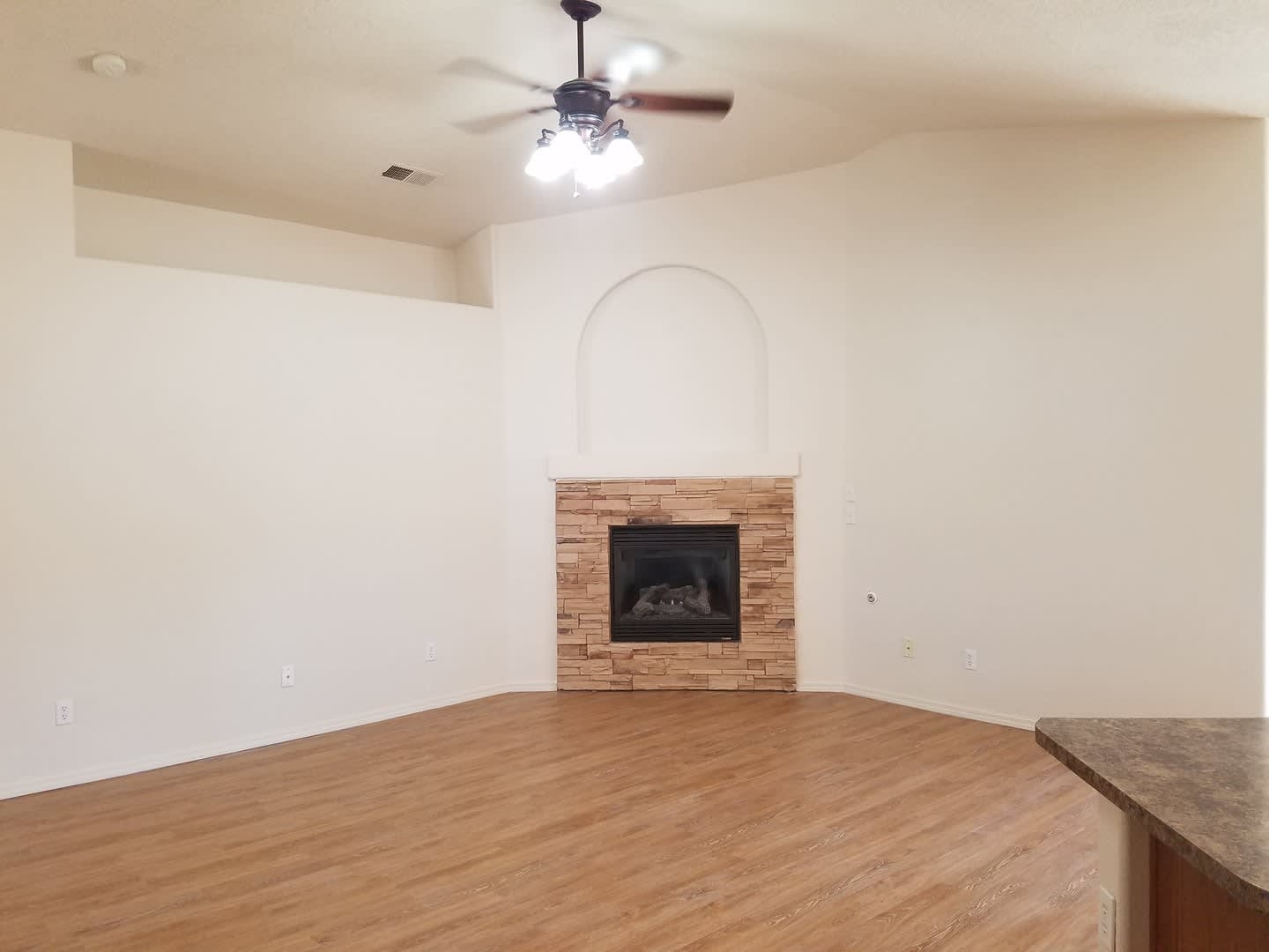 3 Bed 2 Bath 1400 Sq Ft Home In Huning Ranch New Carpet – photo 5