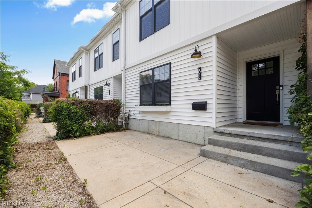 2059 W 34Th Place – photo 1