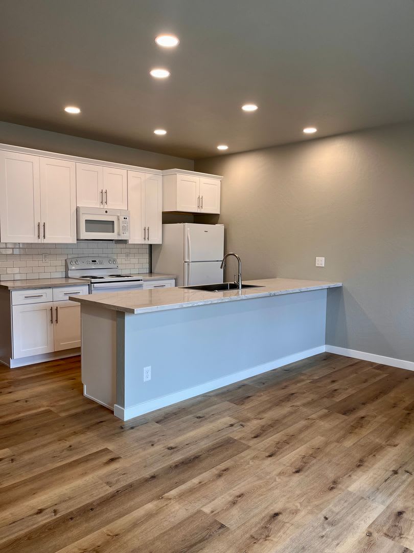 Medford, OR 2 Bedrooms with Both En-Suite Bathrooms, New Construction, $2295.00 a Month – photo 4