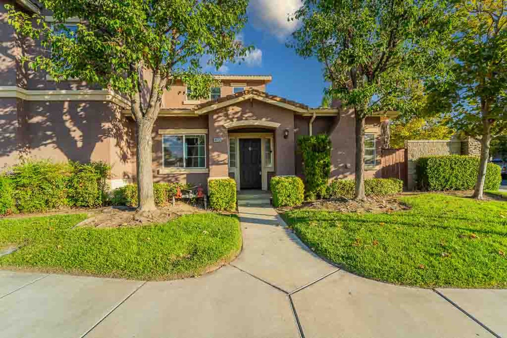 Gorgeous Town Home- Gated community- Pool – photo 3
