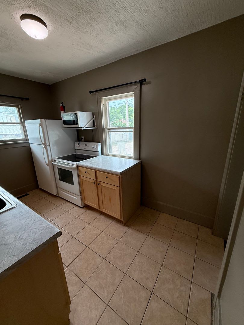 Charming 2 Bedroom Home With Spacious Backyard And 2 Car Garage – photo 5