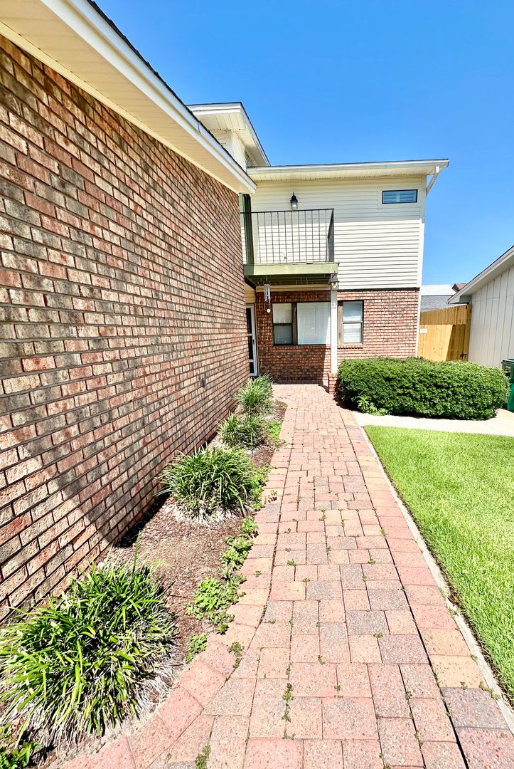 GORGEOUS 3 bedroom/3 bathroom/2 car garage townhome for rent in the desirable DONLABROOK GARDENS! – photo 4