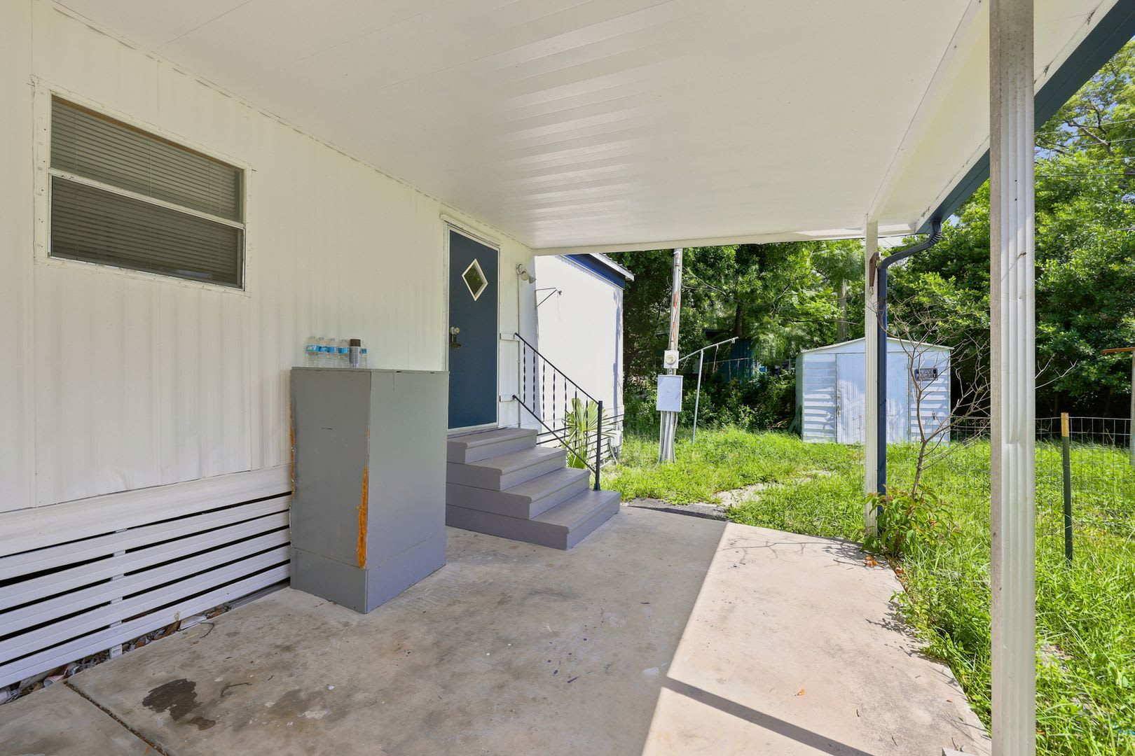 Updated 2 bedroom Home with Modern Finishes – Available for Immediate Move-In! – photo 2