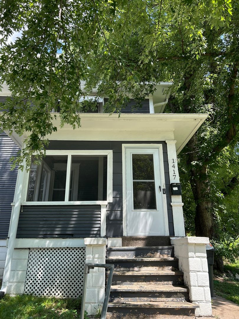 Timeless Charm Meets Modern Comfort – Spacious 3 Bedroom Duplex Near Downtown Omaha – photo 2